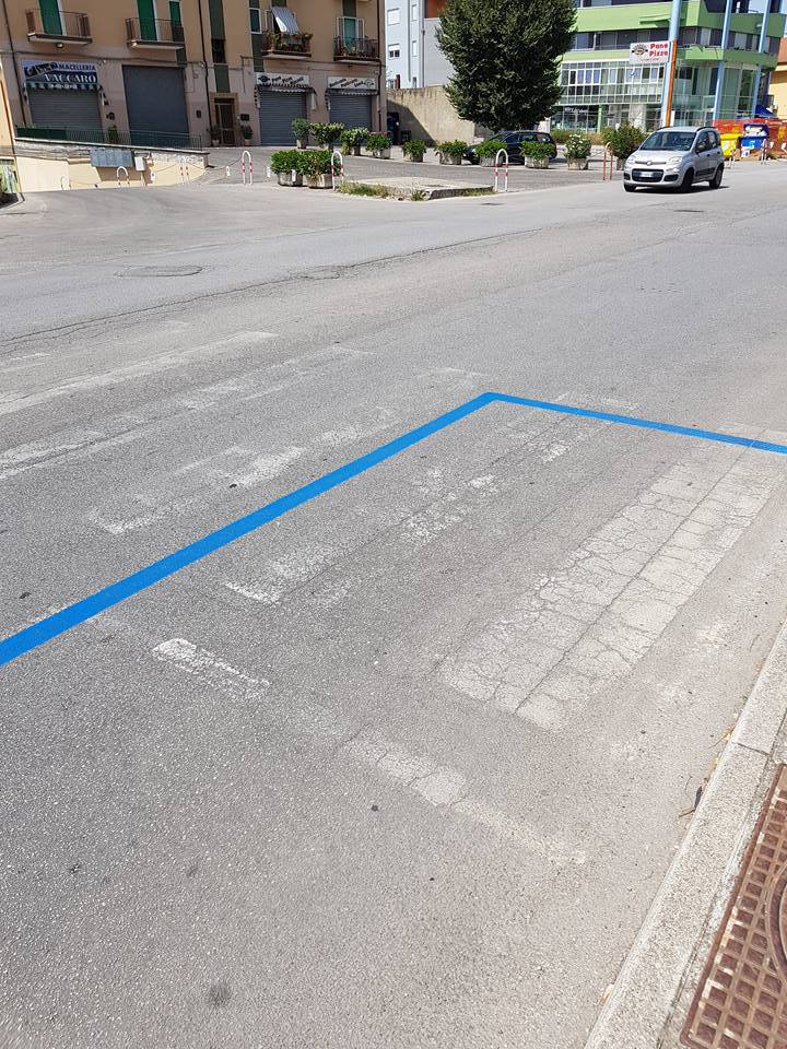 Strisce blu su strisce pedonali in via del Gallitello (Foto da profilo Fb Potenza denuncia)