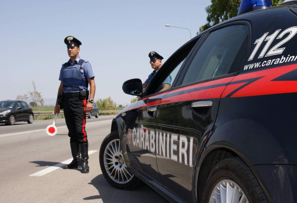 Sul motorino senza patente, spintona carabiniere: arrestato