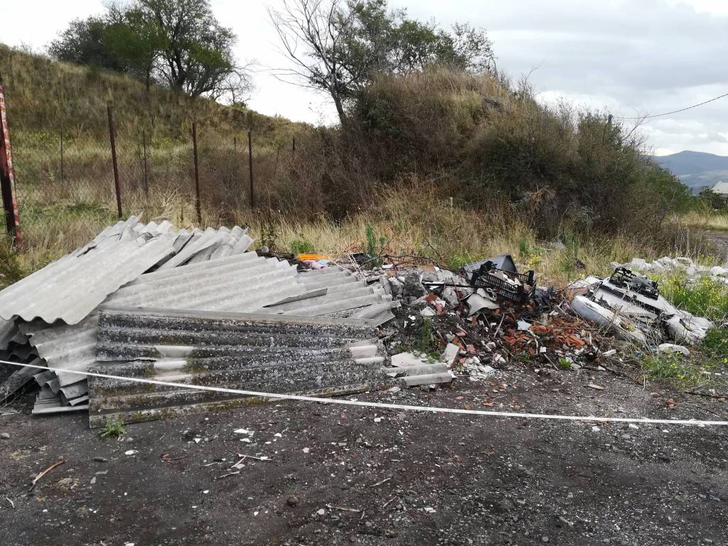 Discarica abusiva di rifiuti speciali sul Monte Vulture, area sequestrata