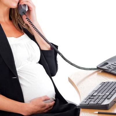 Donna incinta al lavoro
