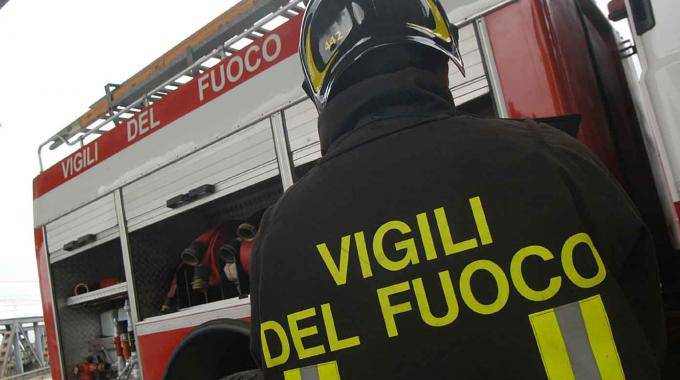 Autobus in fiamme a Potenza, danneggiate auto e un palazzo