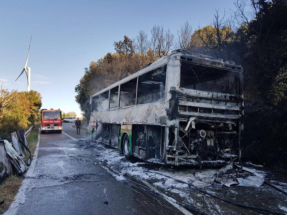 In fiamme autobus di studenti e pendolari