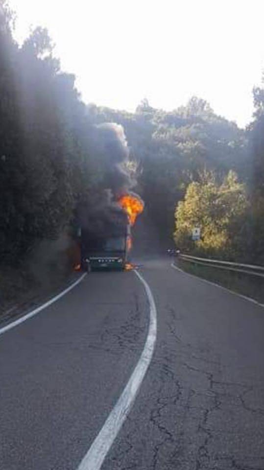 In fiamme autobus di studenti e pendolari