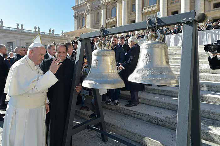 Papa Francesco benedice le campane che suoneranno a Senise