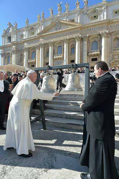 La benedizione della campane da parte di Papa Francesco
