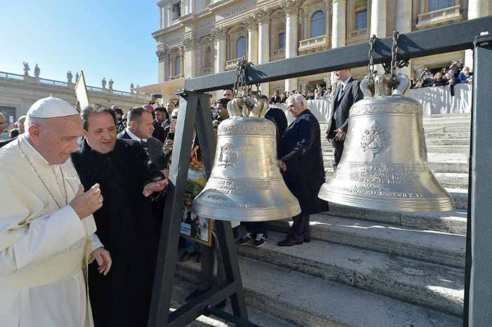 Papa Francesco benedice le campane che suoneranno a Senise