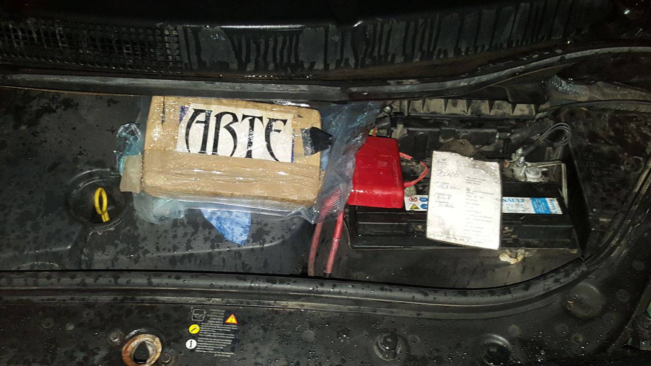 Nasconde un chilo di cocaina nel vano motore dell’auto