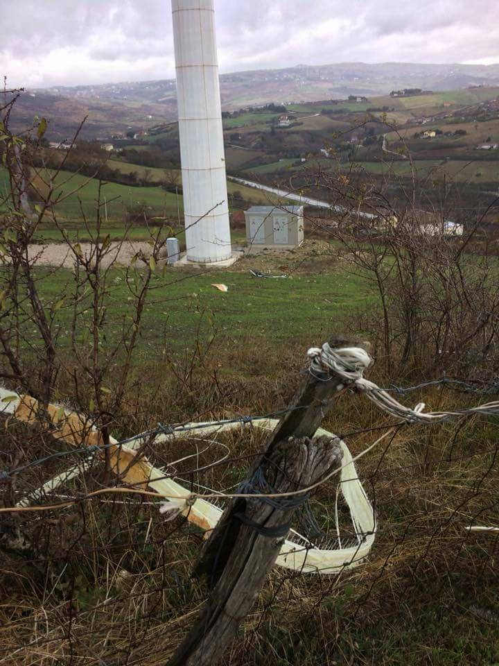 La pala eolica danneggiata e i pezzi sparsi sul terreno circostante