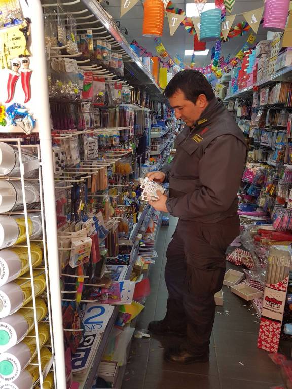 Un finanziere nel magazzino dove sono stati sequestrati i prodotti cinesi