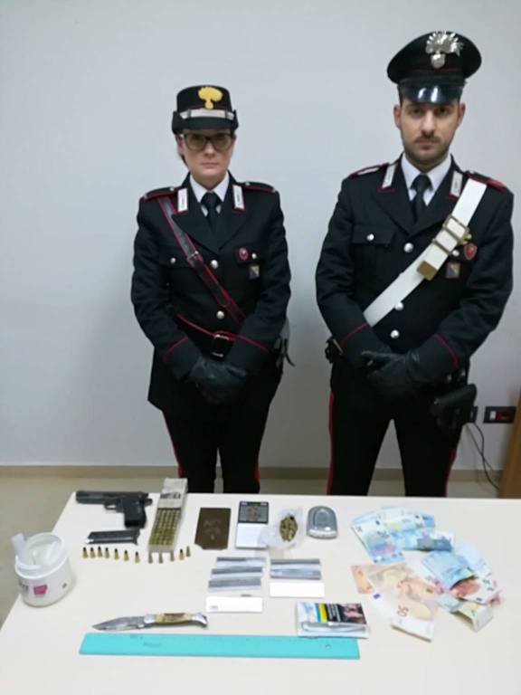 Carabinieri di Rionero con droga e pistola sequestrati