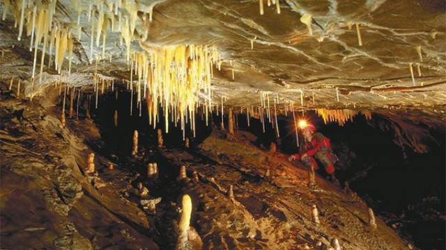 Giovane lucano intrappolato in una grotta in Svizzera