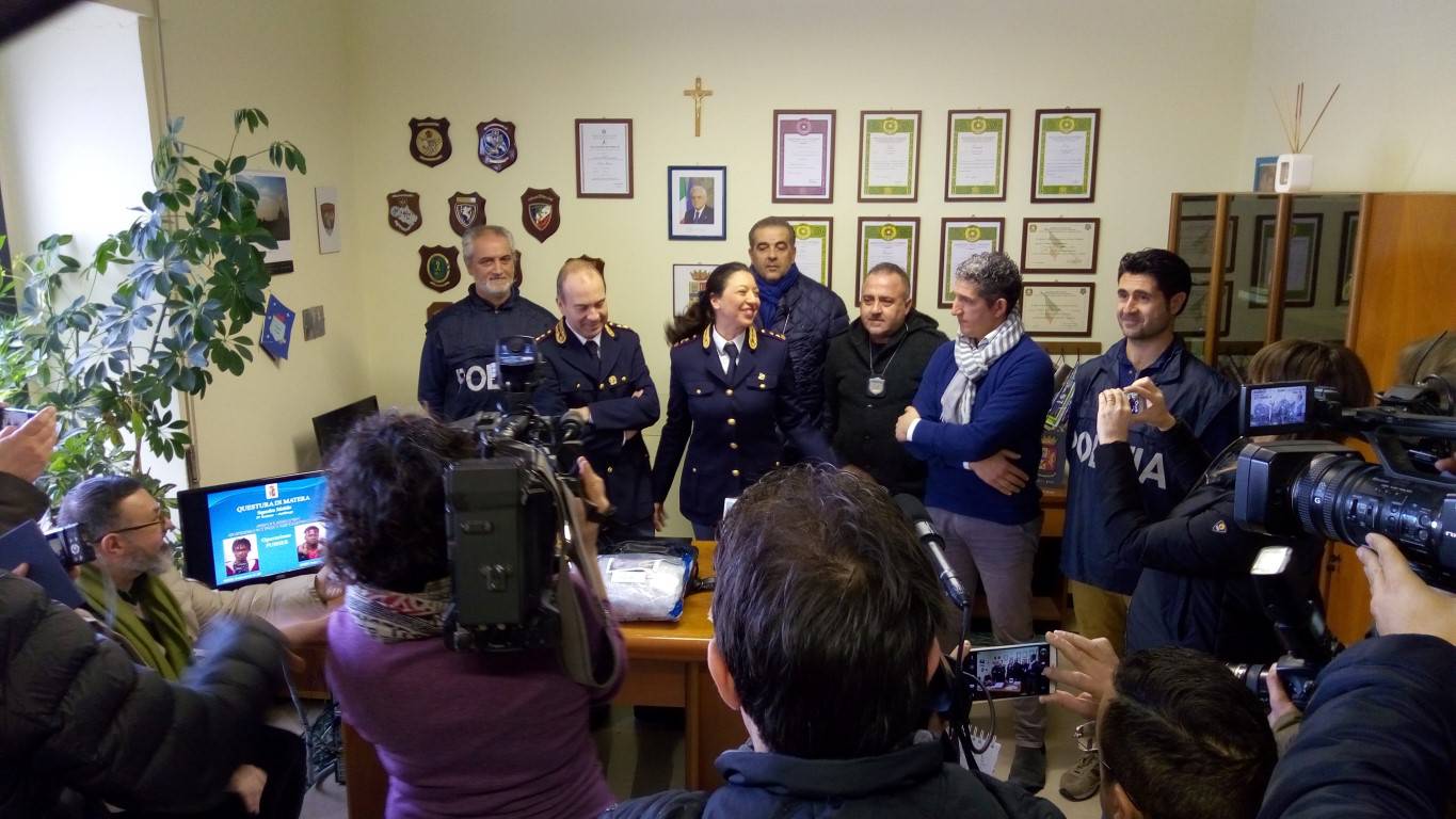 I due arrestati e la conferenza stampa alla Questura di Matera