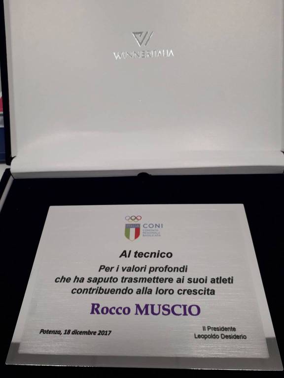 La targa e l'atleta Rocco Muscio