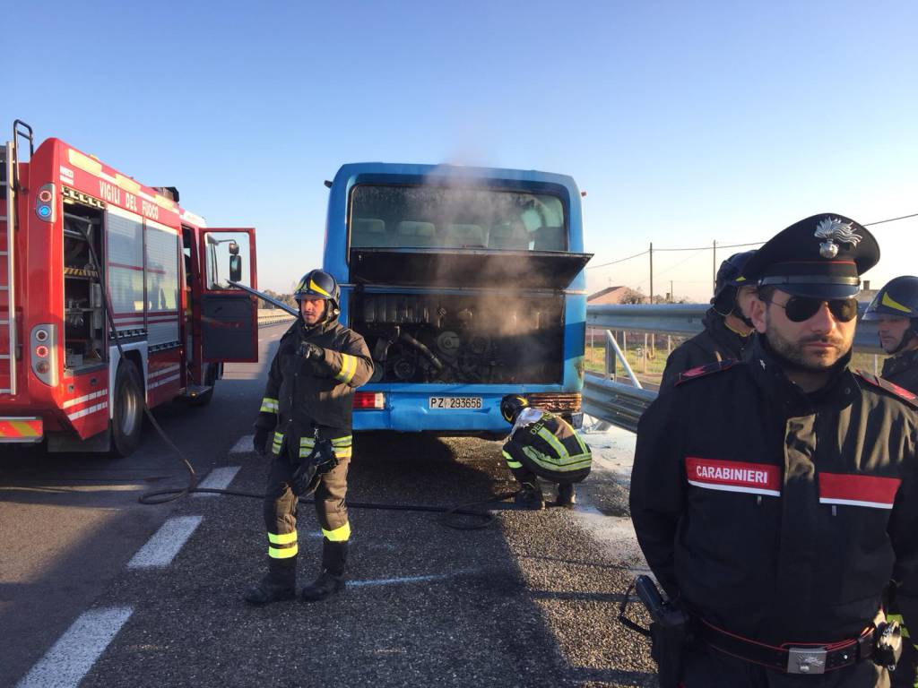 Autobus con studenti a bordo in fiamme sulla Statale jonica