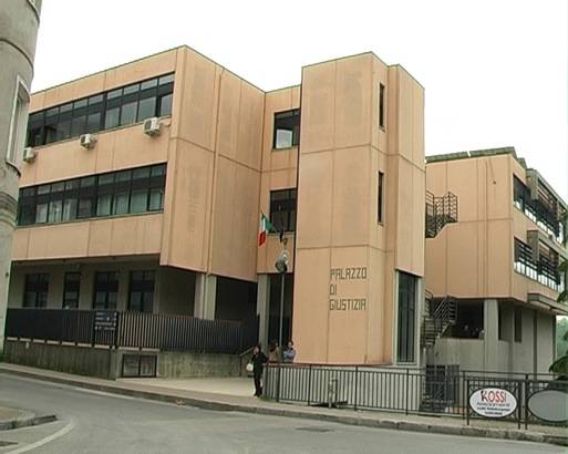Tensione in tribunale a Lagonegro, detenuto va in escandescenza durante l’udienza