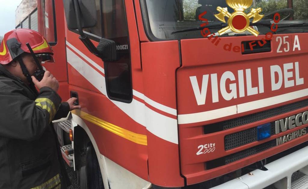 Mezzo pesante in fiamme sul Raccordo autostradale a Vietri di Potenza