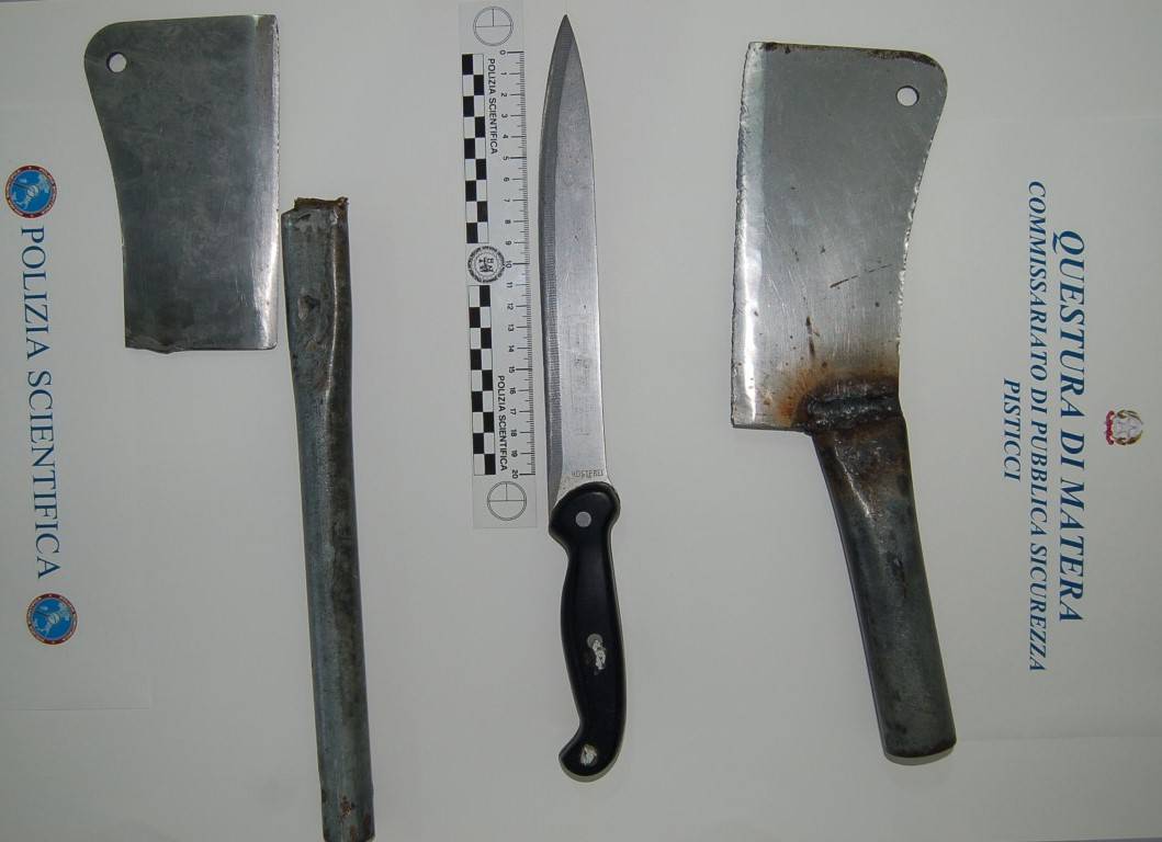 Minaccia i passanti con ascia e coltello da macellaio, immigrato arrestato a Metaponto