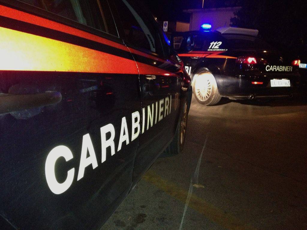 Attimi di terrore a Potenza, ubriaco e drogato sfonda vetrata di un bar con l’auto