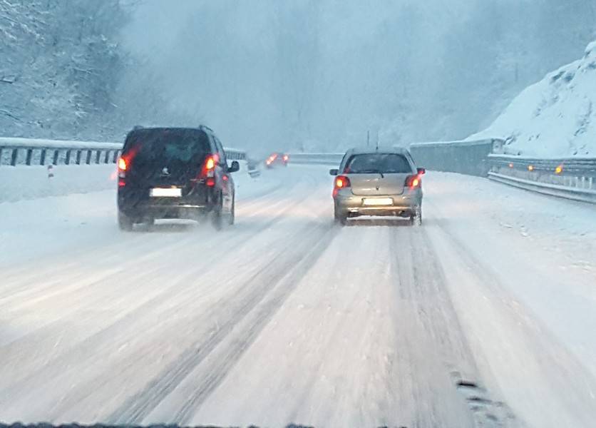 Maltempo, sull’A2 in azione mezzi anti neve