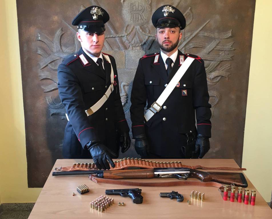 Carabinieri con armi sequestrate