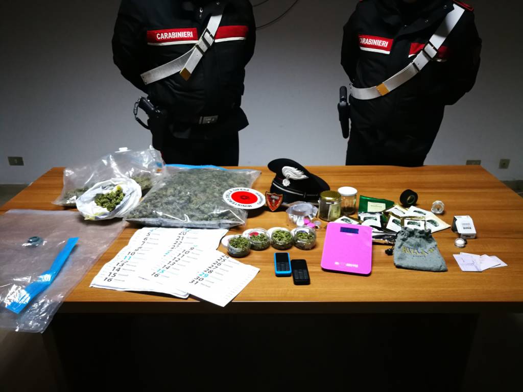 Nasconde un chilo di marijuana nei secchi della vernice, 32enne arrestato a Policoro