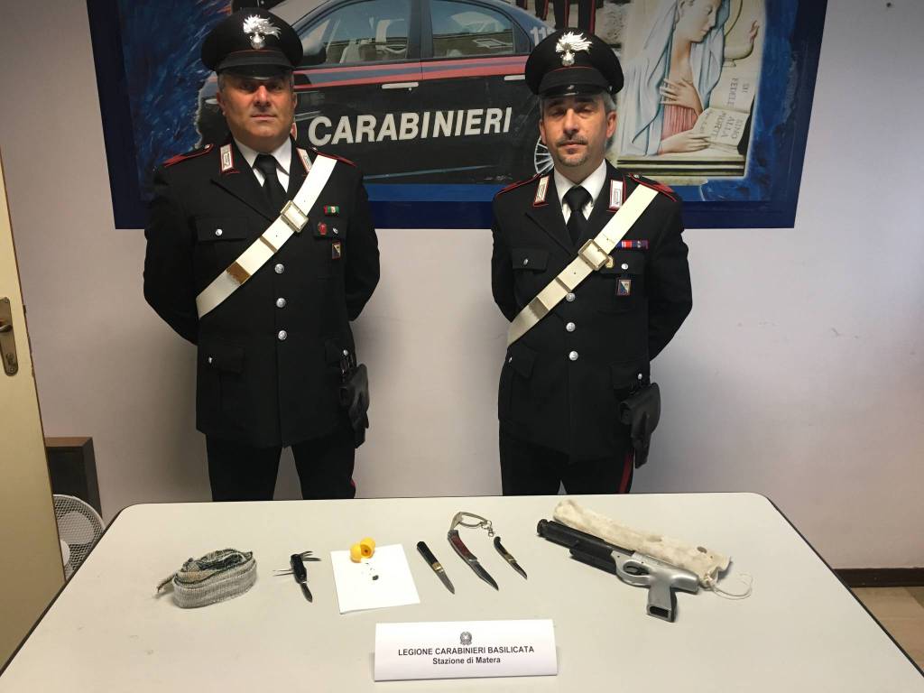 Matera, con armi al seguito perseguita ex. Arrestato pregiudicato