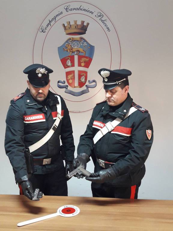 Carabinieri con pistola sequestrata