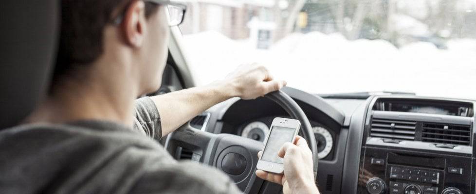 Il 10% degli italiani gira un video con il cellulare mentre è al volante