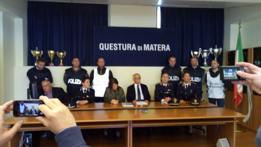 Arrestati due agenti del carcere di Matera, “agevolazioni a detenuti in cambio di denaro”