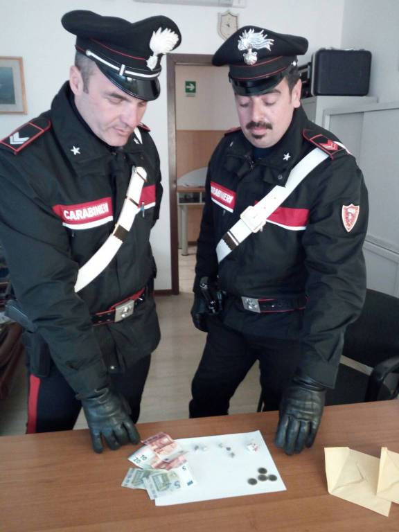 Droga sequestrata e carabinieri