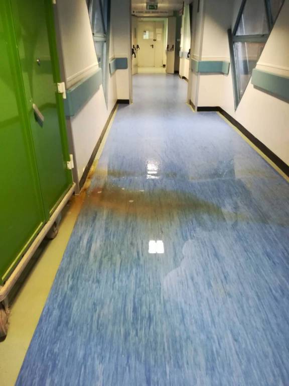 Piove nell’ospedale di Potenza: acqua raccolta nei secchi