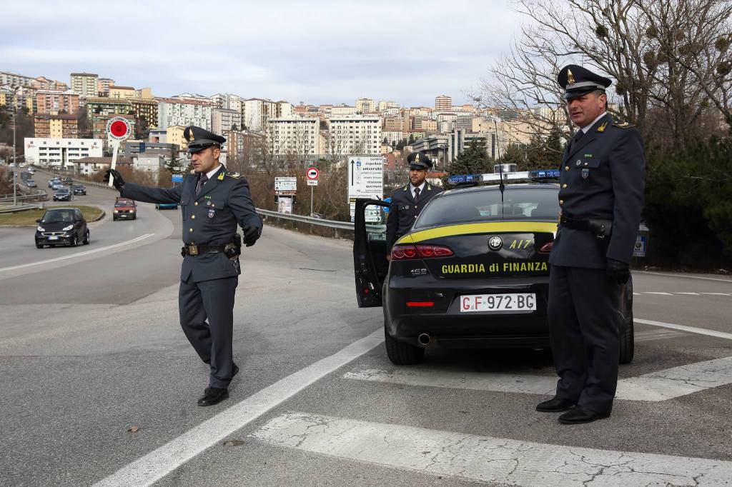 Truffe assicurative e veicoli rubati: sgominata banda tra Potenza e Napoli, 68 indagati