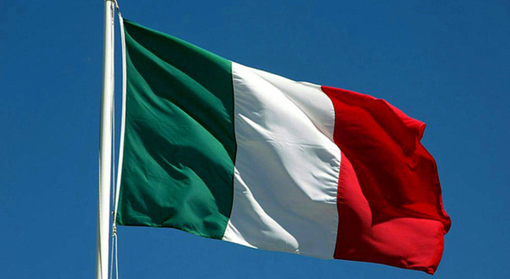 Strappa la bandiera italiana perché “deluso dalla mancata qualificazione ai Mondiali”. Denunciato a Ripacandida