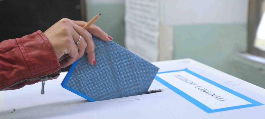 Fotografano il voto sulla scheda elettorale, due denunciati a Matera