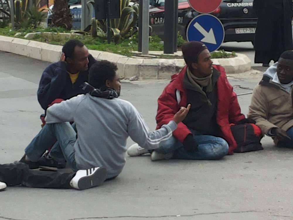 “Migranti buttati in mezzo alla strada alla vigilia di Capodanno”