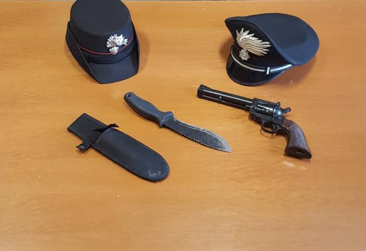 Trovato con pistola e coltello, 24enne tedesco arrestato a Viggiano
