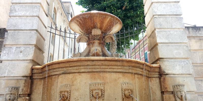 Si denunda e lava la biancheria intima nella fontana Ferdinandea di Matera