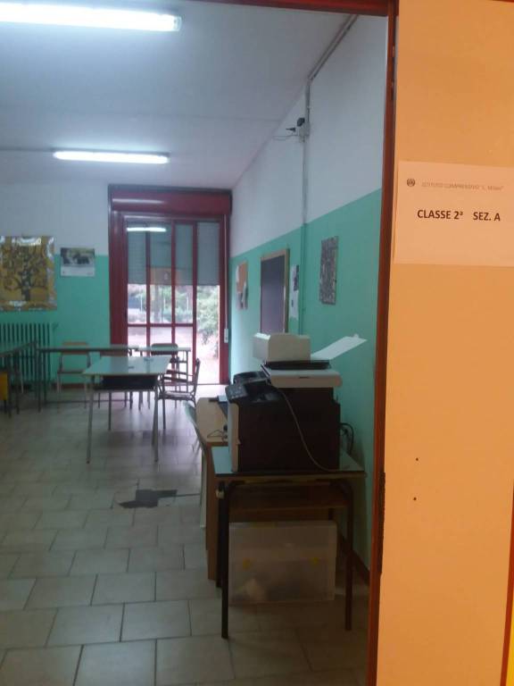 Bambini a lezione nei corridoi, a Policoro genitori diffidano la scuola