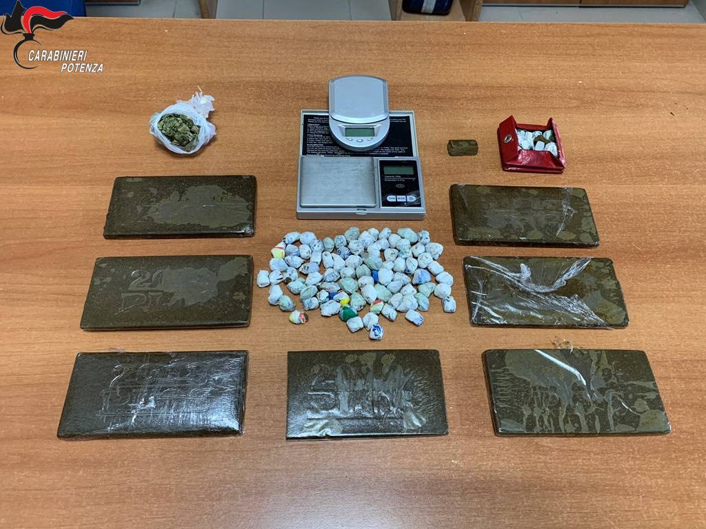 Venosa, carabinieri arrestano spacciatore trovato con 800 grammi di droga