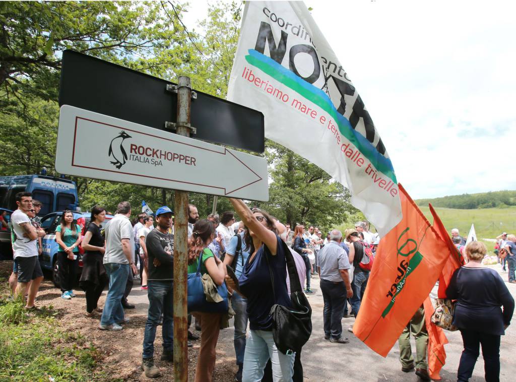 Manifestazione contro estrazioni a Brindisi di Montagna