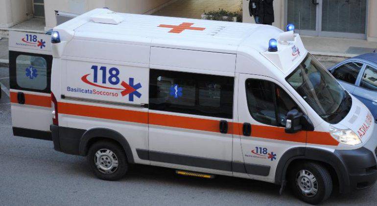 Paziente muore in ambulanza a Matera. Fials: “Due ore ferma all’ingresso del pronto soccorso”