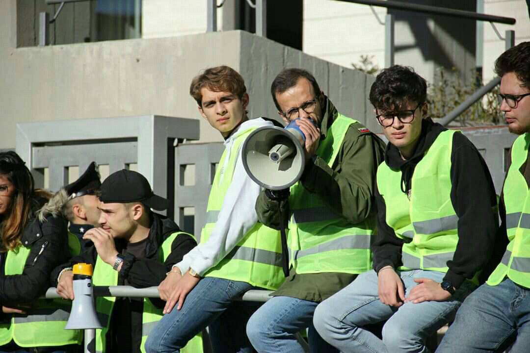 La protesta degli studenti: “Gilet gialli in Francia contro Macron, in Basilicata contro Pittella e i suoi servi”