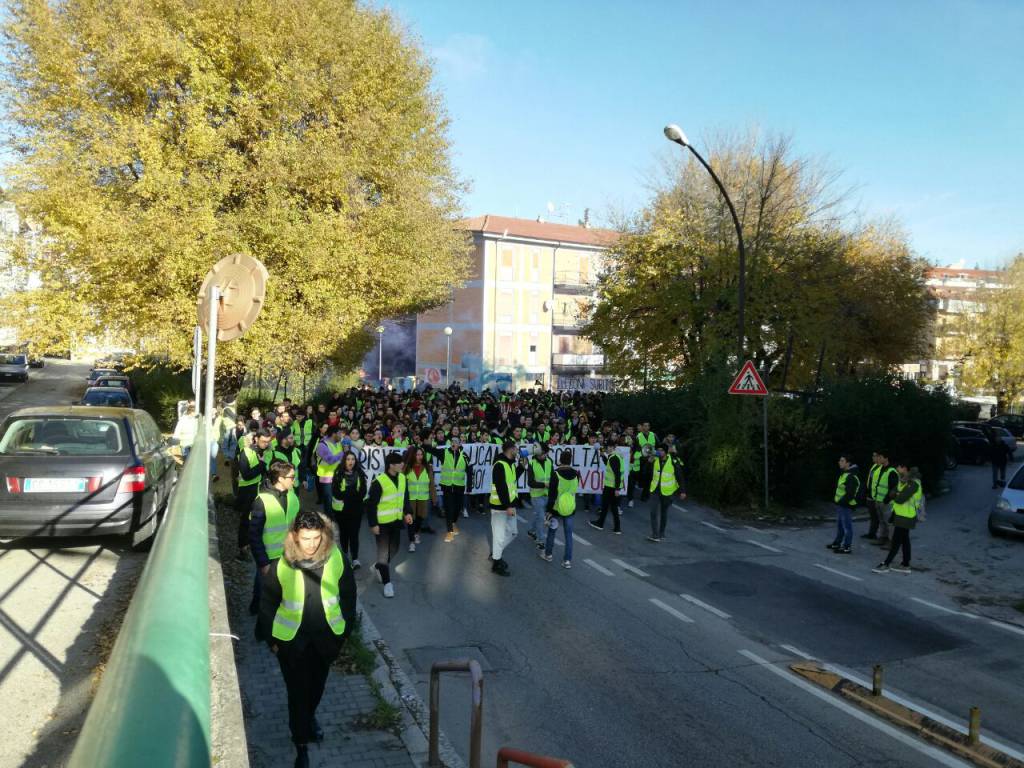 La protesta degli studenti: “Gilet gialli in Francia contro Macron, in Basilicata contro Pittella e i suoi servi”