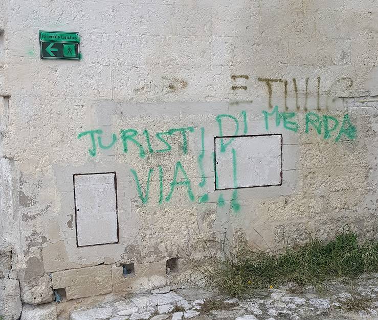 Matera, scritta sui sassi: “Turisti di merda via!!!”