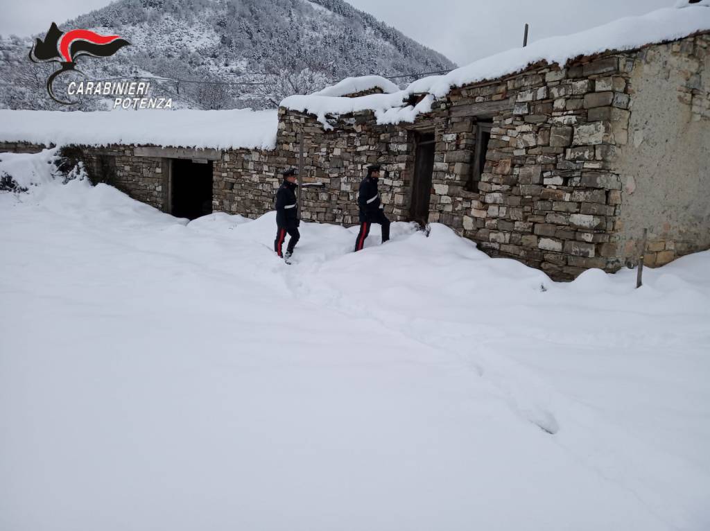 Bloccato dalla neve per ore nel Potentino, 78enne tratto in salvo dai carabinieri