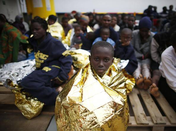 Matera 2019, i teli termici con cui vengono avvolti i migranti sfilano alla cerimonia di apertura