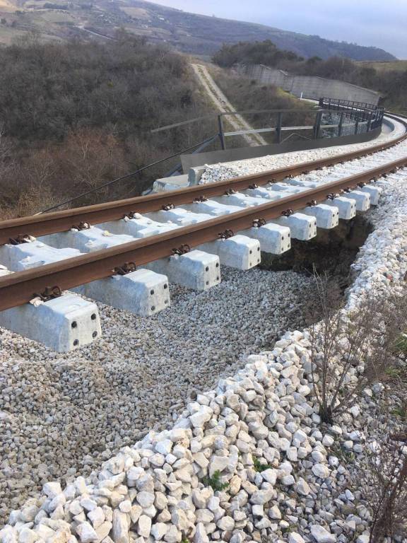 Cedimento sulla tratta ferroviaria Avigliano Scalo-Gravina. I lavori erano stati appena conclusi