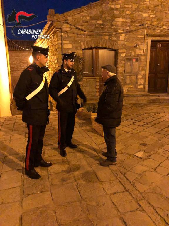 Carabinieri con anziano