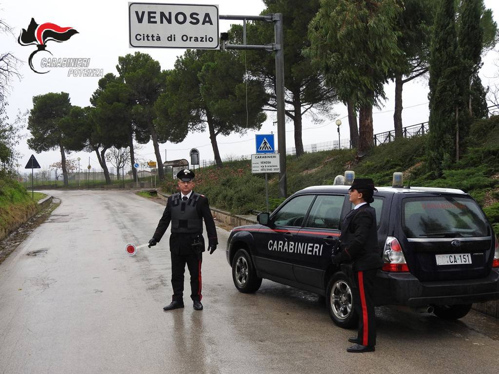 Venosa, non si ferma all’alt dei Carabinieri e tenta la fuga: inseguito e arrestato