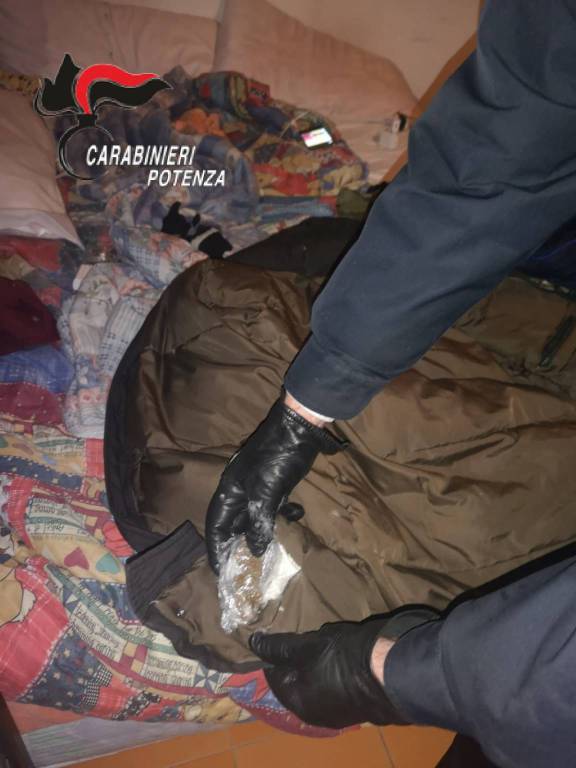 Grazie al cane Gnom sorpresi con 60 grammi di droga. Due cittadini nigeriani arrestati dai carabinieri